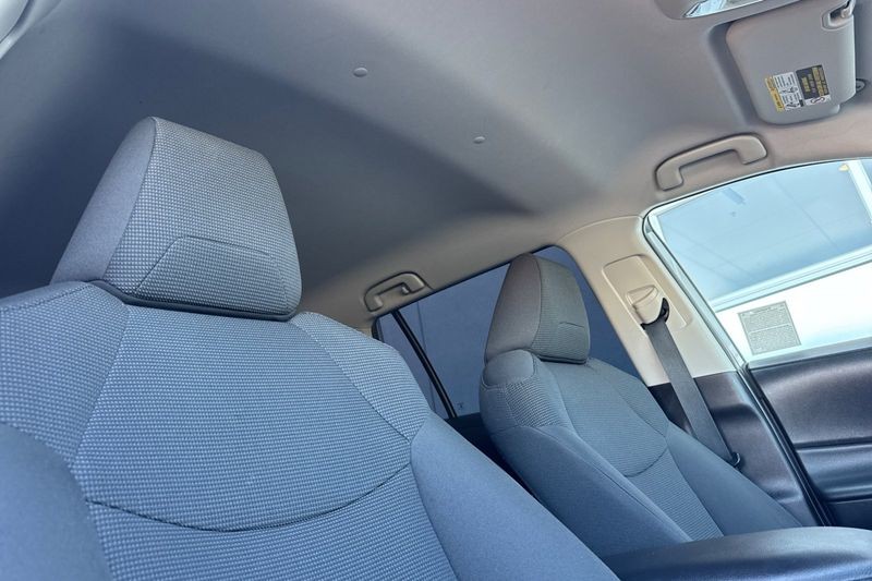 Toyota RAV4 Vehicle Full-screen Gallery Image 17