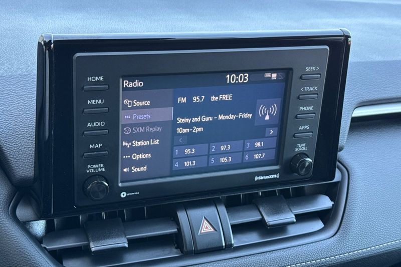 Toyota RAV4 Vehicle Full-screen Gallery Image 18