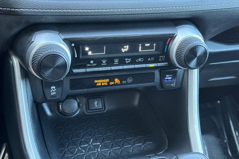 Toyota RAV4 Vehicle Full-screen Gallery Image 20