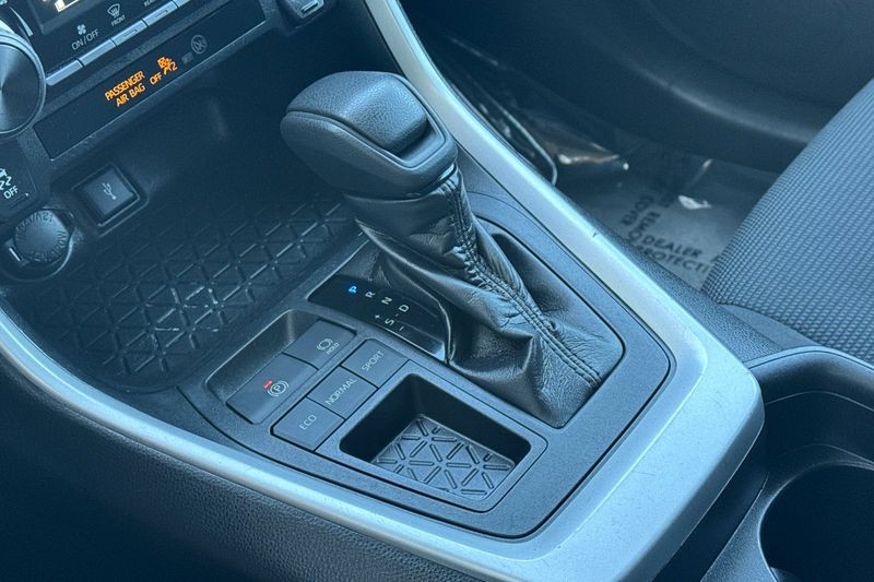Toyota RAV4 Vehicle Full-screen Gallery Image 21