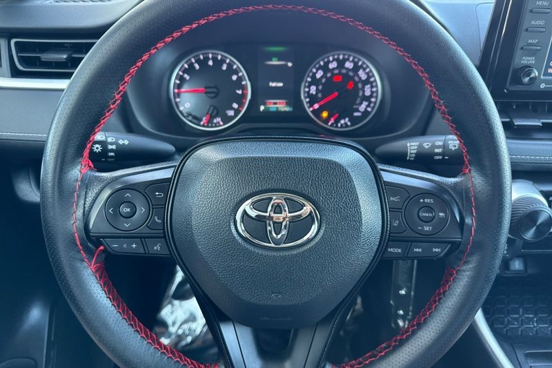 Toyota RAV4 Vehicle Full-screen Gallery Image 22