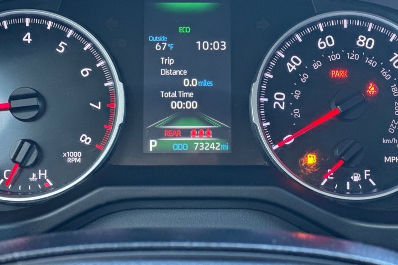 Toyota RAV4 Vehicle Full-screen Gallery Image 24