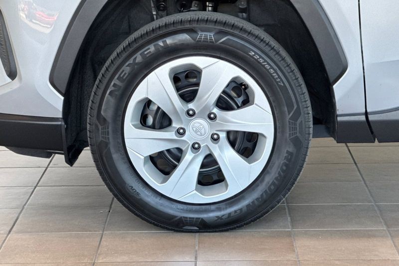 Toyota RAV4 Vehicle Full-screen Gallery Image 25