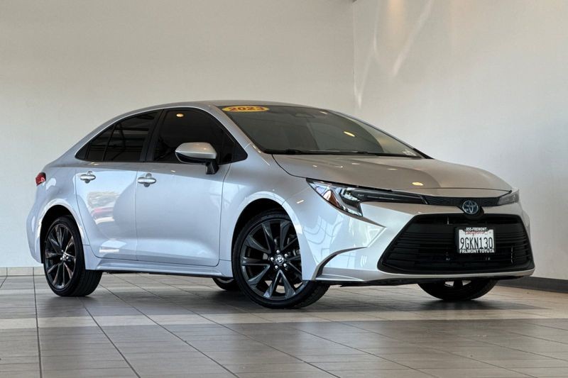 Toyota Corolla Vehicle Full-screen Gallery Image 02