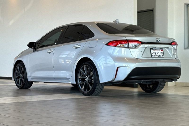 Toyota Corolla Vehicle Full-screen Gallery Image 06