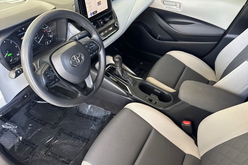 Toyota Corolla Vehicle Full-screen Gallery Image 10