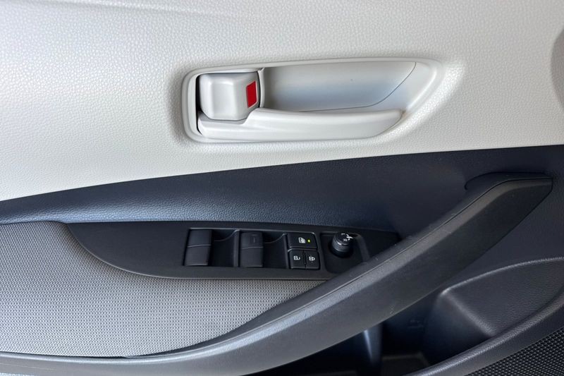 Toyota Corolla Vehicle Full-screen Gallery Image 11