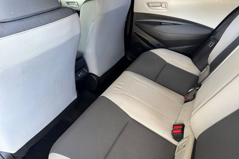 Toyota Corolla Vehicle Full-screen Gallery Image 12