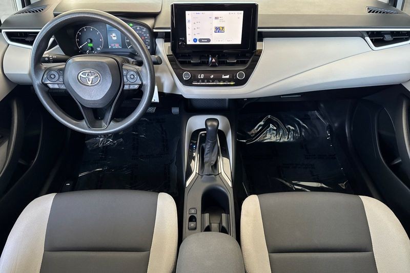 Toyota Corolla Vehicle Full-screen Gallery Image 13
