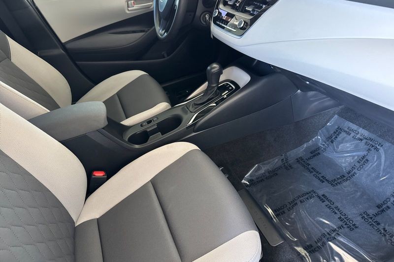 Toyota Corolla Vehicle Full-screen Gallery Image 15