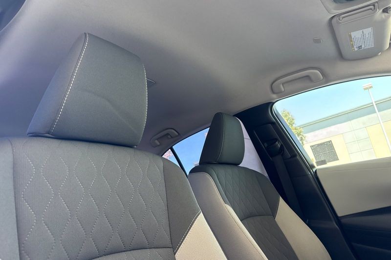 Toyota Corolla Vehicle Full-screen Gallery Image 16