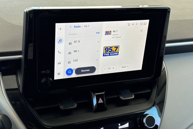 Toyota Corolla Vehicle Full-screen Gallery Image 17