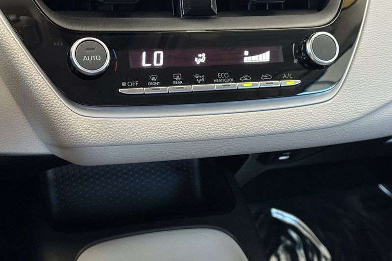 Toyota Corolla Vehicle Full-screen Gallery Image 19