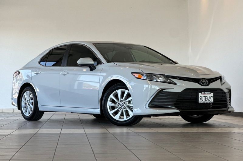 Toyota Camry Vehicle Full-screen Gallery Image 02