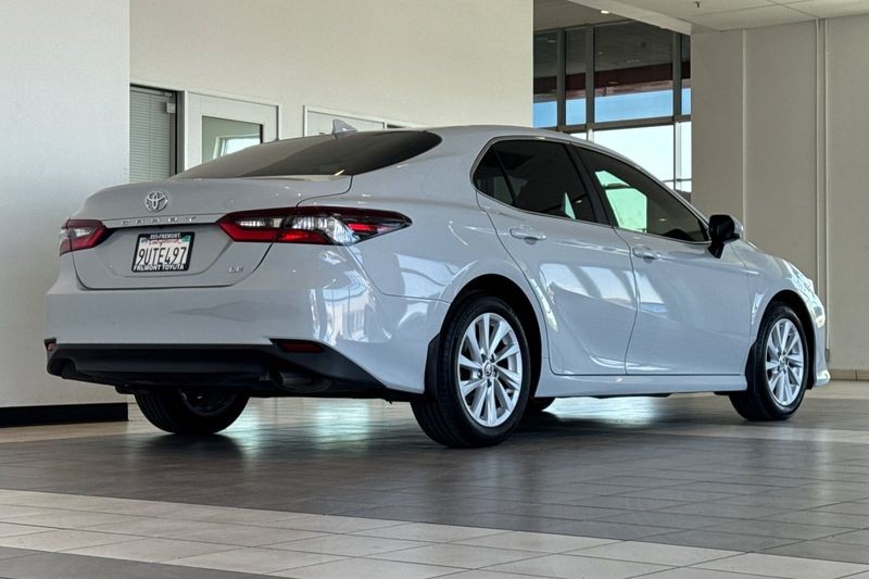 Toyota Camry Vehicle Full-screen Gallery Image 04
