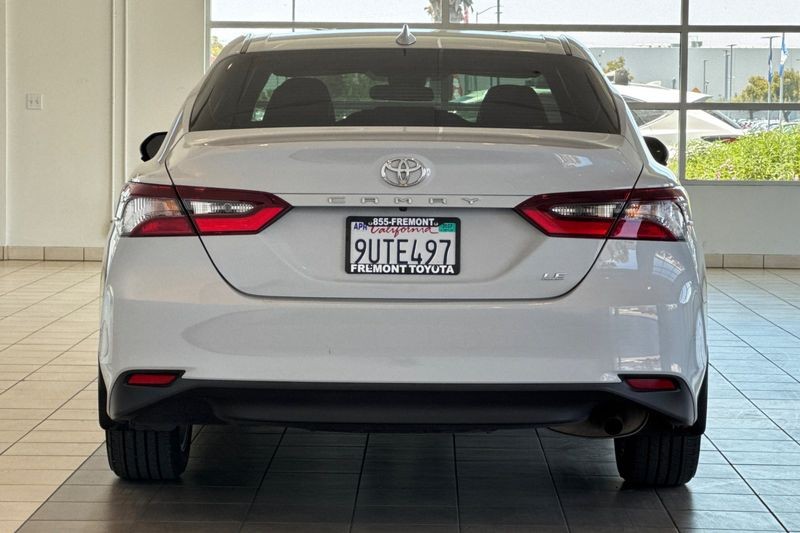 Toyota Camry Vehicle Full-screen Gallery Image 05