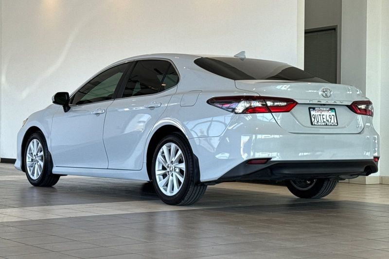 Toyota Camry Vehicle Full-screen Gallery Image 06