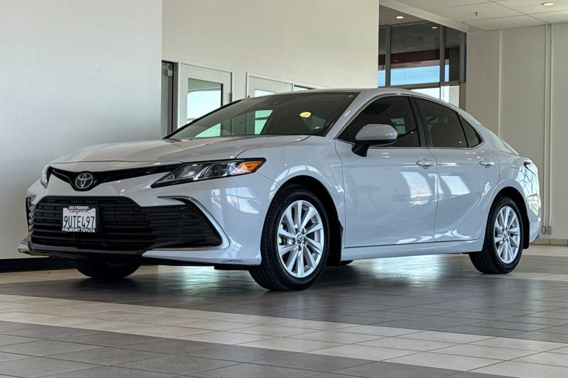 Toyota Camry Vehicle Full-screen Gallery Image 08