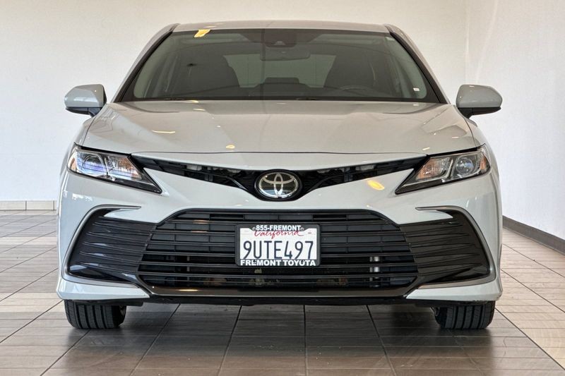 Toyota Camry Vehicle Full-screen Gallery Image 09