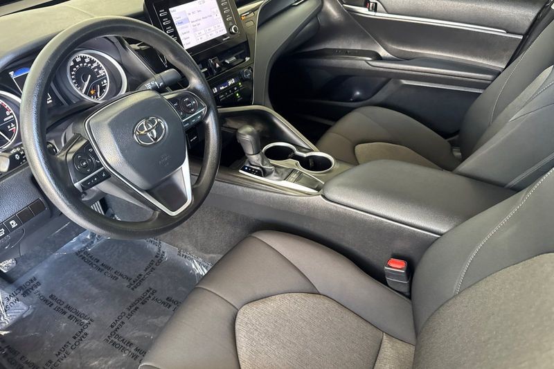 Toyota Camry Vehicle Full-screen Gallery Image 10