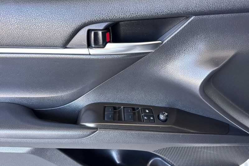 Toyota Camry Vehicle Full-screen Gallery Image 11
