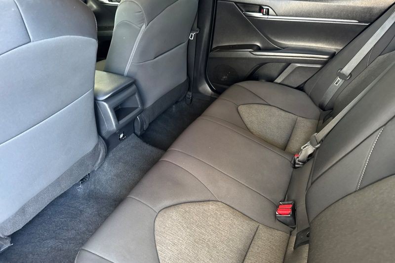 Toyota Camry Vehicle Full-screen Gallery Image 12