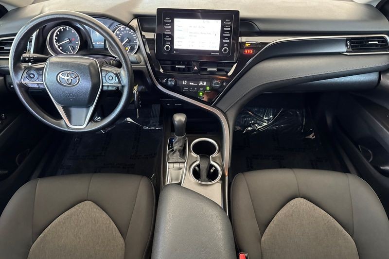 Toyota Camry Vehicle Full-screen Gallery Image 13