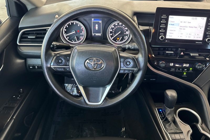 Toyota Camry Vehicle Full-screen Gallery Image 14