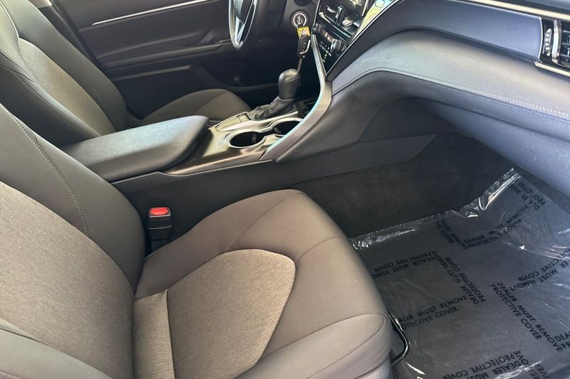 Toyota Camry Vehicle Full-screen Gallery Image 15