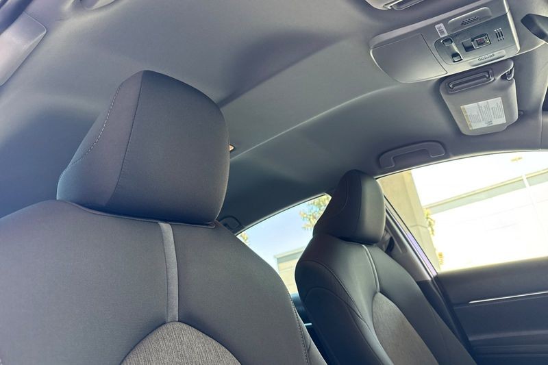 Toyota Camry Vehicle Full-screen Gallery Image 16