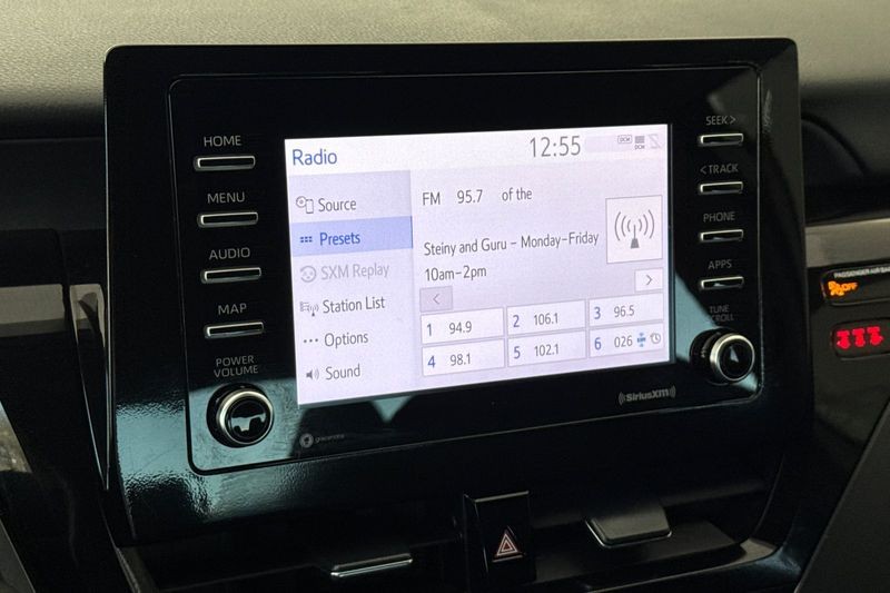 Toyota Camry Vehicle Full-screen Gallery Image 17