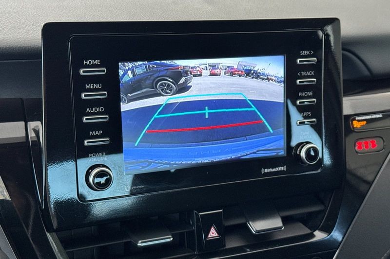 Toyota Camry Vehicle Full-screen Gallery Image 18