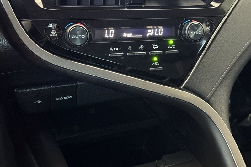 Toyota Camry Vehicle Full-screen Gallery Image 19