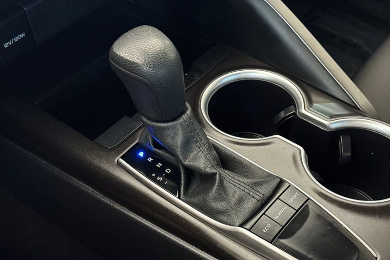 Toyota Camry Vehicle Full-screen Gallery Image 20