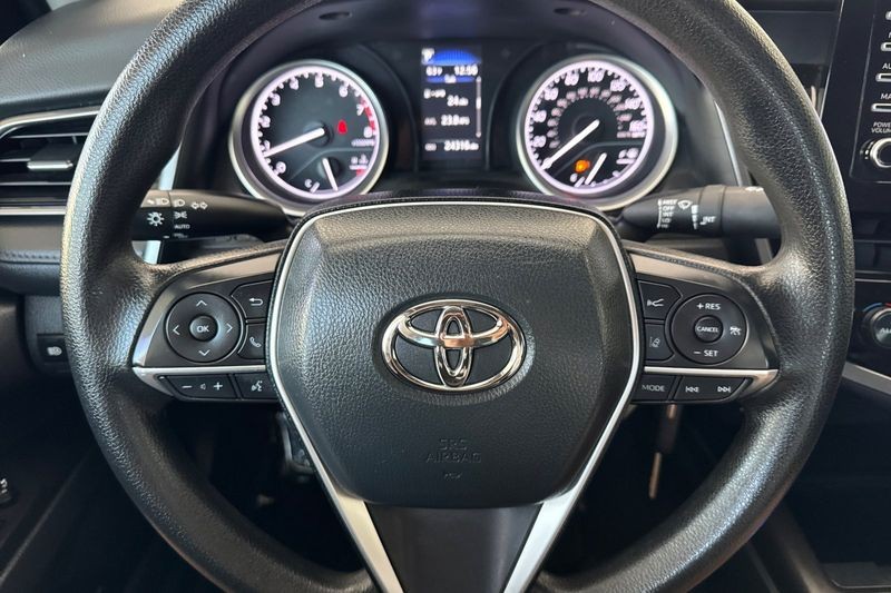 Toyota Camry Vehicle Full-screen Gallery Image 21