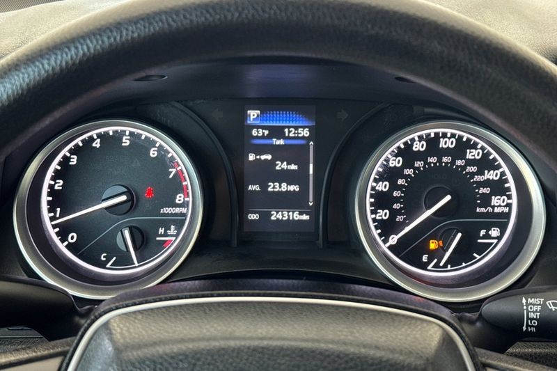 Toyota Camry Vehicle Full-screen Gallery Image 22