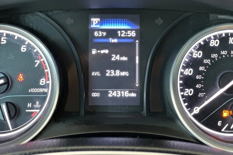 Toyota Camry Vehicle Full-screen Gallery Image 23