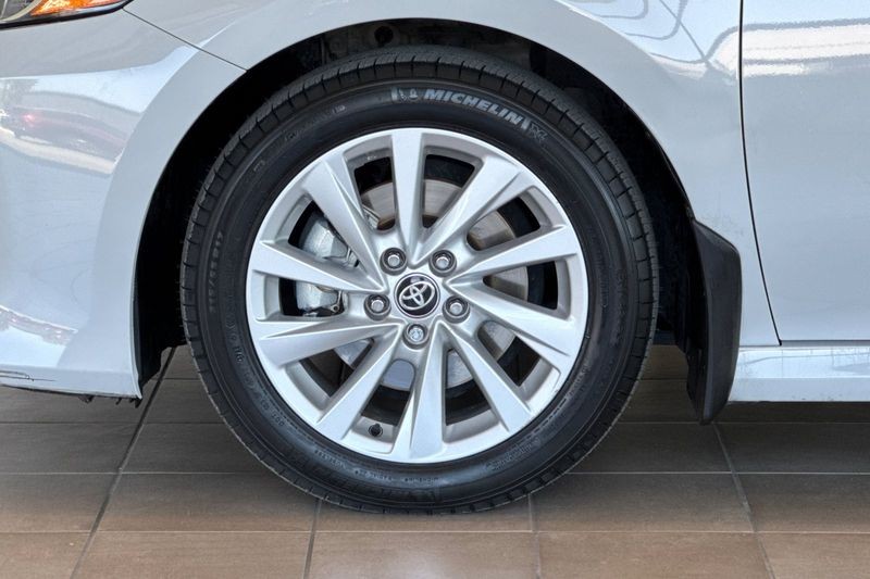 Toyota Camry Vehicle Full-screen Gallery Image 24