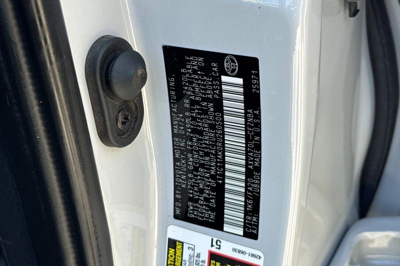 Toyota Camry Vehicle Full-screen Gallery Image 27
