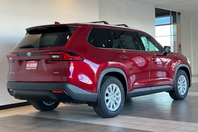 Toyota Grand Highlander Hybrid Vehicle Full-screen Gallery Image 05