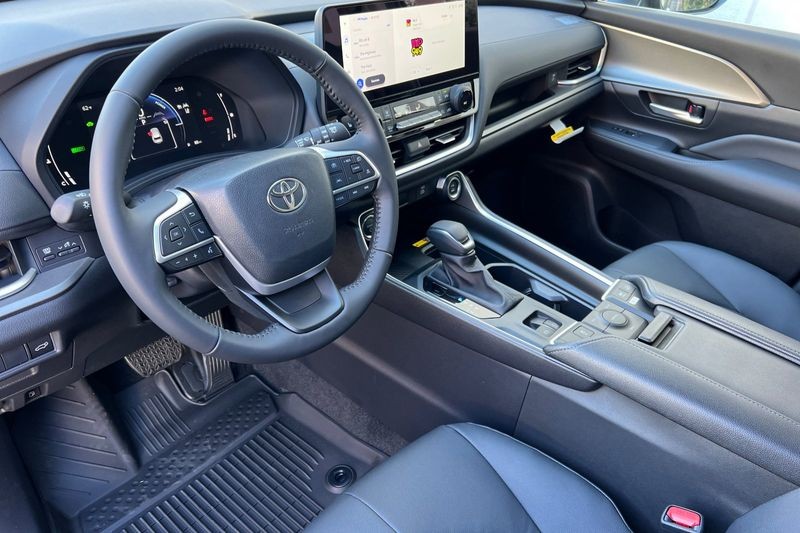 Toyota Grand Highlander Hybrid Vehicle Full-screen Gallery Image 08
