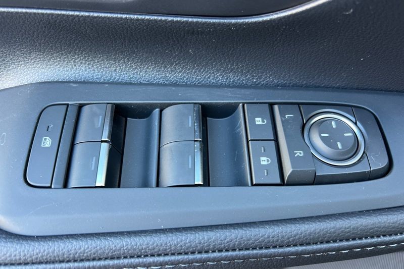 Toyota Grand Highlander Hybrid Vehicle Full-screen Gallery Image 09