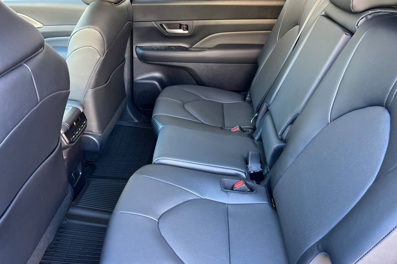 Toyota Grand Highlander Hybrid Vehicle Full-screen Gallery Image 10