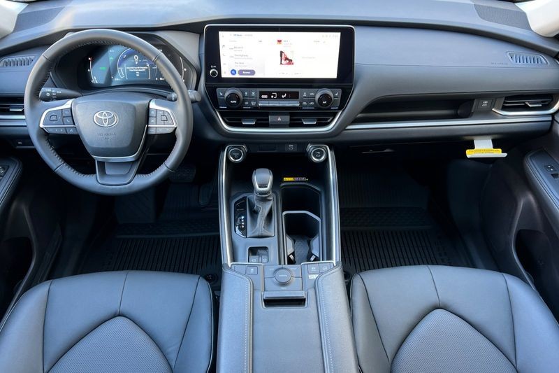 Toyota Grand Highlander Hybrid Vehicle Full-screen Gallery Image 11