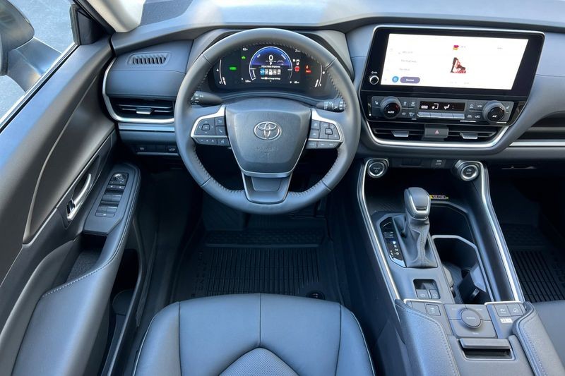 Toyota Grand Highlander Hybrid Vehicle Full-screen Gallery Image 12