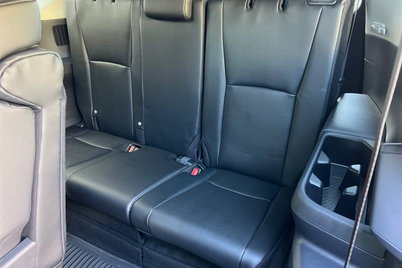 Toyota Grand Highlander Hybrid Vehicle Full-screen Gallery Image 13