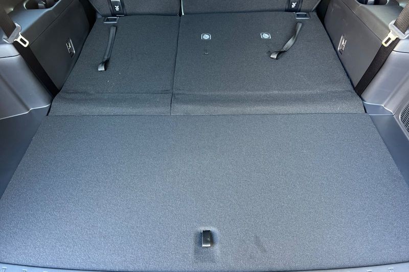 Toyota Grand Highlander Hybrid Vehicle Full-screen Gallery Image 14