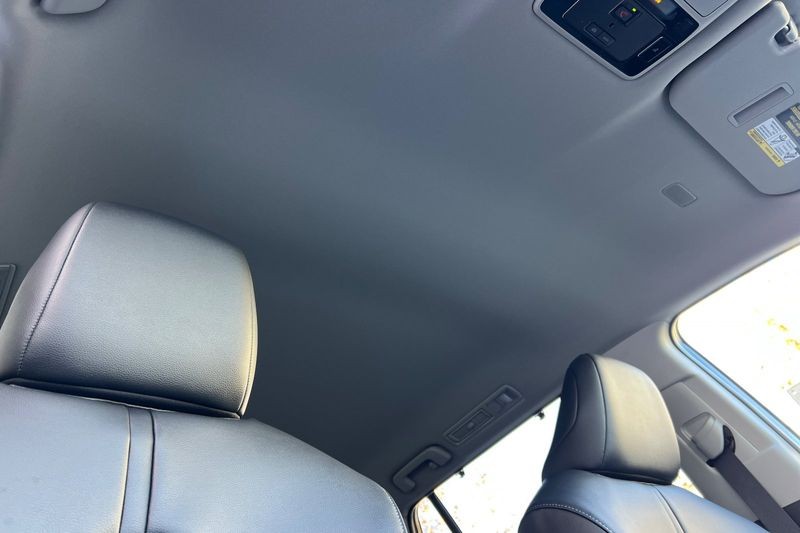 Toyota Grand Highlander Hybrid Vehicle Full-screen Gallery Image 16
