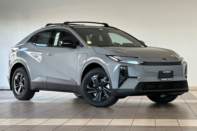 Toyota C-HR Vehicle Full-screen Gallery Image 02