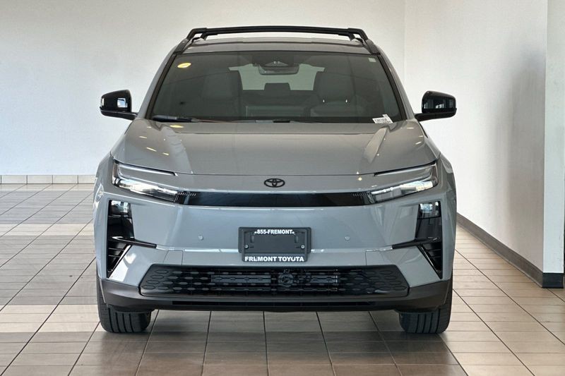 Toyota C-HR Vehicle Full-screen Gallery Image 03